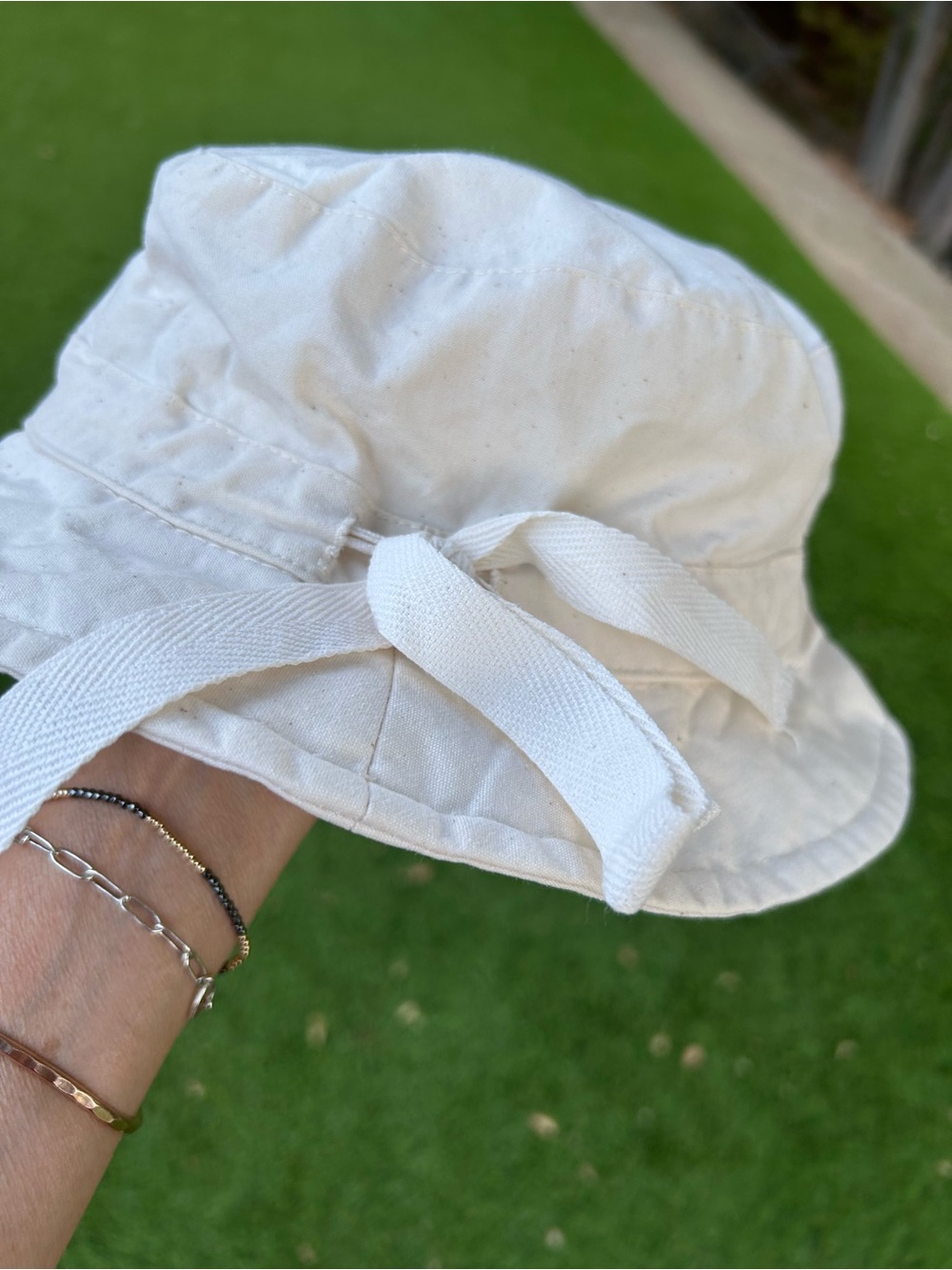 Helen Kaminski canvas bucket hat 
Cream color